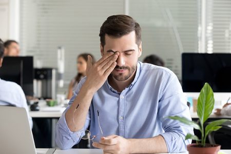 Sehbeschwerden aufgrund von Belastungen.Fotocredit: Shutterstock 1295889337