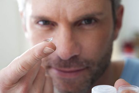 Brille ODER Kontaktlinsen? Fotocredit: Shutterstock 1646468794