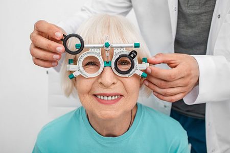 Wie diagnostiziert man Alterssichtigkeit? Fotocredit: Shutterstock 1807000774