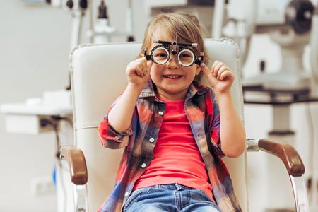 STABSICHTIGKEIT BEI KINDERN. Fotocredit: Shutterstock 381015952